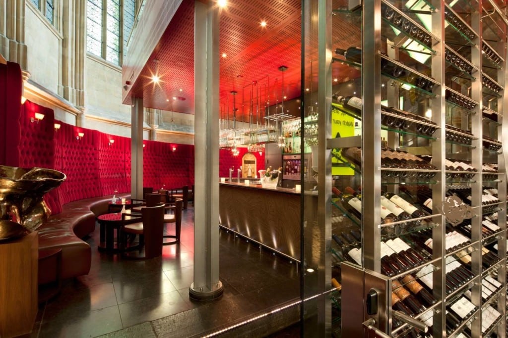 De wijnbar met de rode banken en de bovengrondse wijnkelder - foto Oostwegel Collection