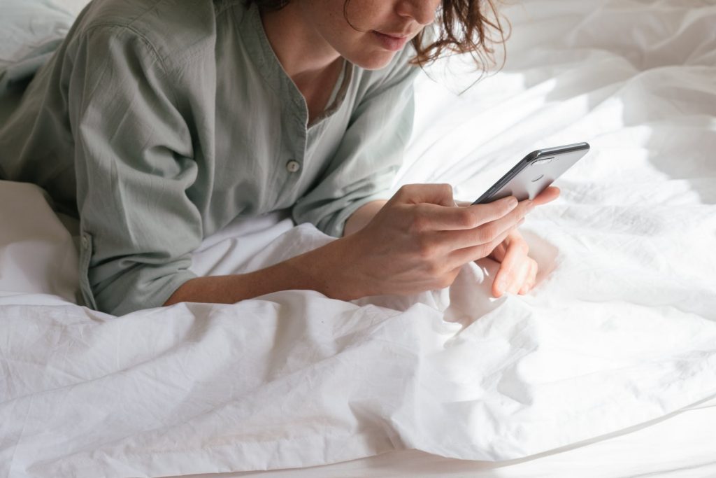 Wil je telefoon gebruik verminderen, leg dan niet je mobiel naast je neer als je gaat slapen.