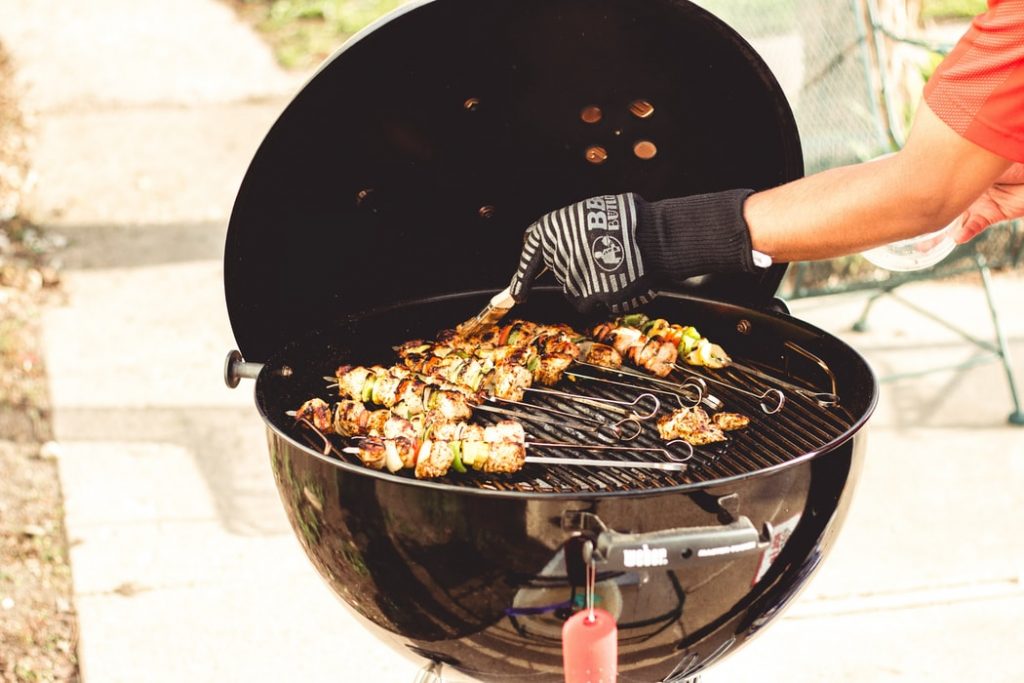 Sluit de deksel van je barbecue zodat de warmte op een gelijkmatigere manier wordt verdeeld.