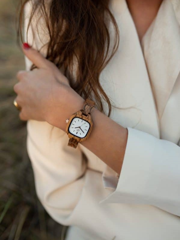 Deze hoort zeker tussen de cadeautips voor de feestdagen: Het prachtig houten horloge Pearl Zebra van Greenwatch.