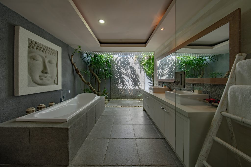 In-out badkamer met inbouwspots op bali